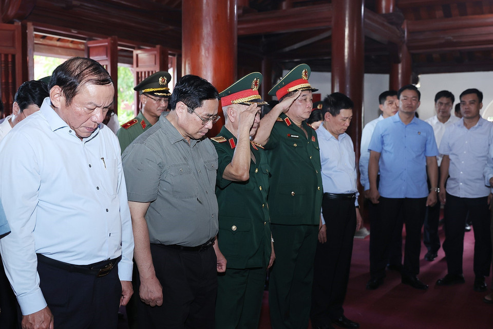 Thủ tướng Phạm Minh Chính và đoàn công tác dâng hương tại Đền thờ Chủ tịch Hồ Chí Minh trong Nghĩa trang liệt sỹ quốc tế Việt - Lào. (Ảnh: Dương Giang/TTXVN)