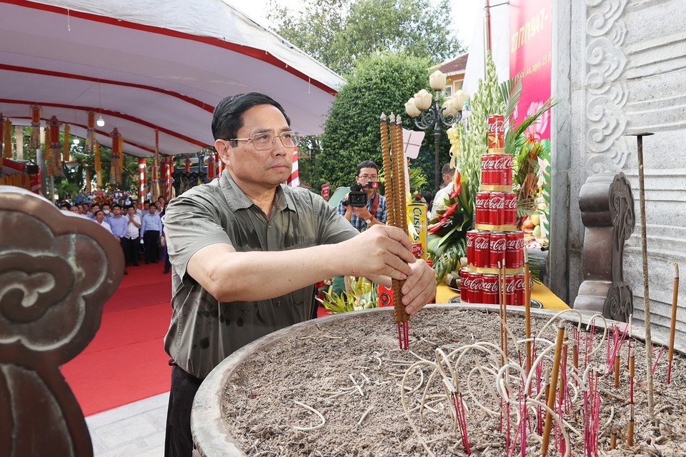Thủ tướng Phạm Minh Chính và đoàn công tác dâng hương tưởng niệm các Anh hùng, liệt sỹ tại Nghĩa trang liệt sỹ quốc tế Việt - Lào. (Ảnh: Dương Giang/TTXVN)