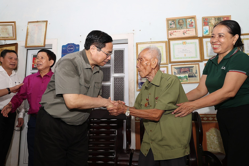 Thủ tướng Phạm Minh Chính thăm ông Bùi Đôn, cán bộ đảng viên 75 năm tuổi Đảng ở xã Thạch Sơn, huyện Anh Sơn. (Ảnh: Dương Giang/TTXVN)