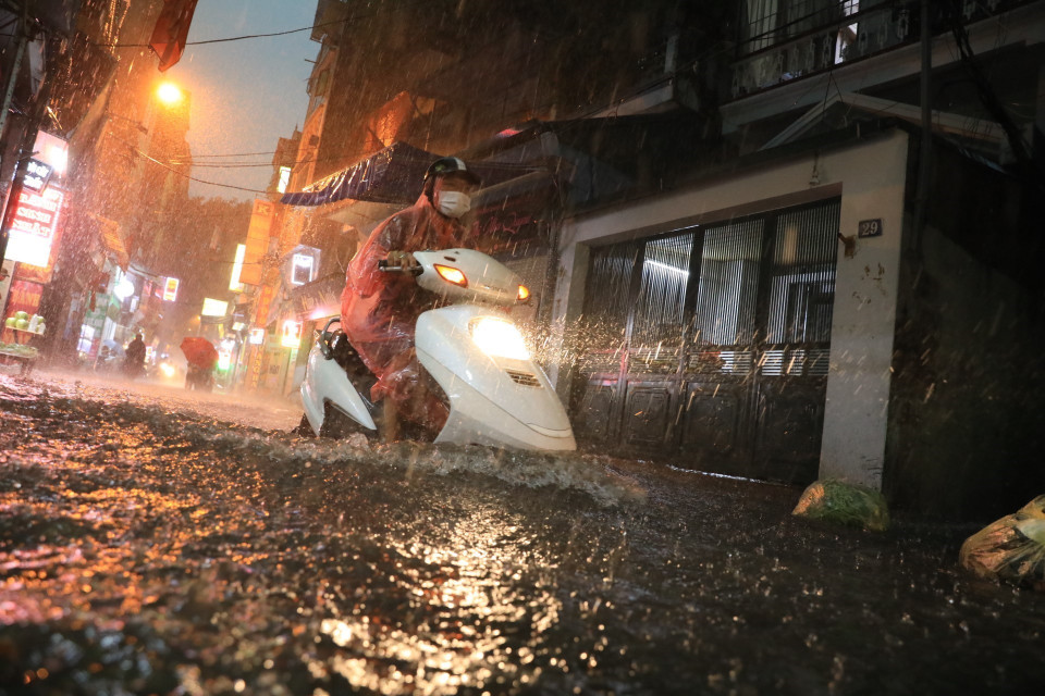 Nhiều tuyến phố ngập nặng khiến nhiều người đi lại khó khăn. (Ảnh: Tuấn Anh/TTXVN)