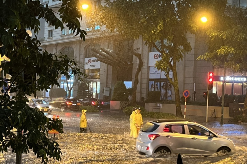 Ngã tư Phan Bội Châu - Lý Thường Kiệt, quận Hoàn Kiếm bị ngập nặng. (Ảnh: Mạnh Khánh/TTXVN)