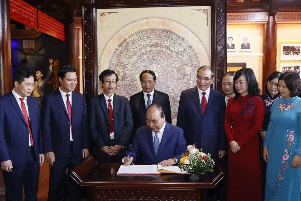 Chủ tịch nước Nguyễn Xuân Phúc ghi lưu bút tại Khu lưu niệm Tổng Bí thư Nguyễn Văn Cừ. (Ảnh: Thống Nhất/TTXVN)