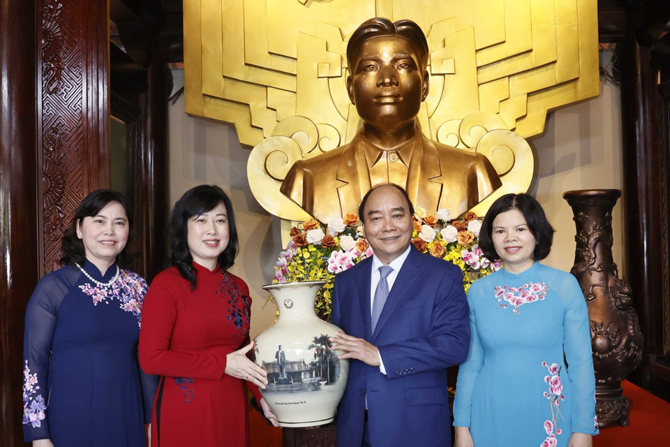 Chủ tịch nước Nguyễn Xuân Phúc tặng quà Khu lưu niệm Tổng Bí thư Nguyễn Văn Cừ. (Ảnh: Thống Nhất/TTXVN)