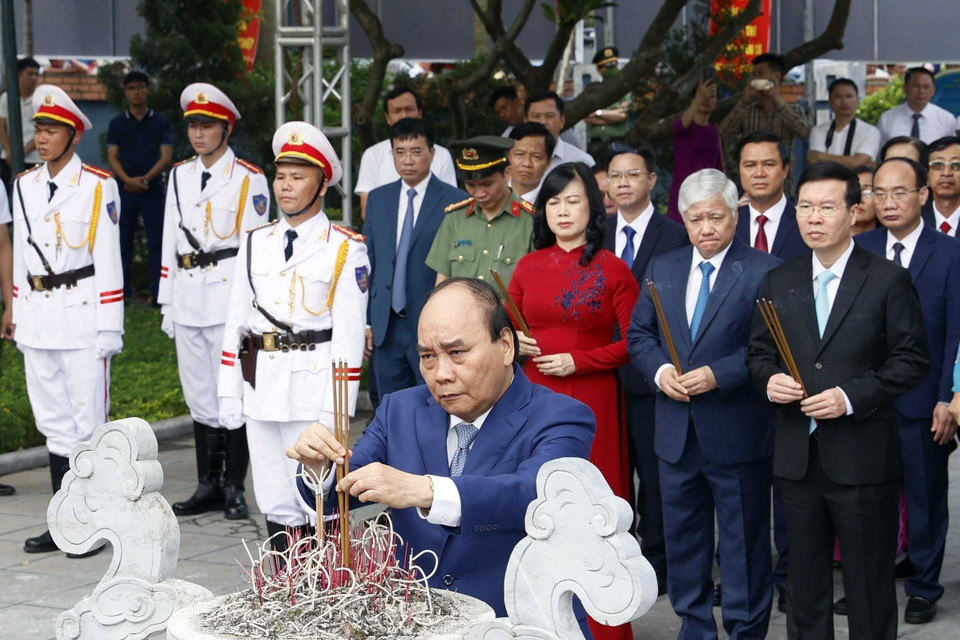 Chủ tịch nước Nguyễn Xuân Phúc dâng hương tại Khu di tích lưu niệm Tổng Bí thư Nguyễn Văn Cừ, phường Phù Khê, thành phố Từ Sơn, tỉnh Bắc Ninh. (Ảnh: Thống Nhất/TTXVN)(Ảnh: Thống Nhất/TTXVN)