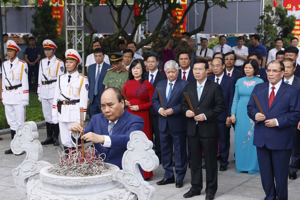 Chủ tịch nước Nguyễn Xuân Phúc dâng hương tại Khu di tích lưu niệm Tổng Bí thư Nguyễn Văn Cừ, phường Phù Khê, thành phố Từ Sơn, tỉnh Bắc Ninh. (Ảnh: Thống Nhất/TTXVN)