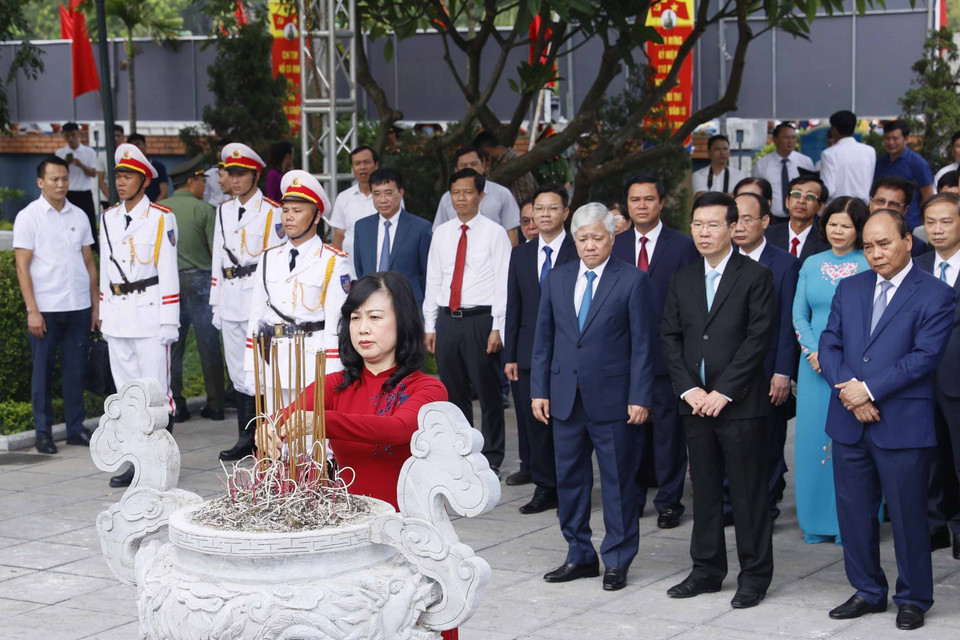 Bí thư Tỉnh ủy Bắc Ninh Đào Hồng Lan dâng hương tại Khu di tích lưu niệm Tổng Bí thư Nguyễn Văn Cừ, phường Phù Khê, thành phố Từ Sơn, tỉnh Bắc Ninh. (Ảnh: Thống Nhất/TTXVN)