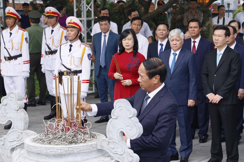 Phó Thủ tướng Lê Văn Thành dâng hương tại Khu di tích lưu niệm Tổng Bí thư Nguyễn Văn Cừ, phường Phù Khê, thành phố Từ Sơn, tỉnh Bắc Ninh. (Ảnh: Thống Nhất/TTXVN)