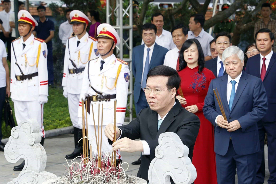 Thường trực Ban Bí thư Võ Văn Thưởng dâng hương tại Khu di tích lưu niệm Tổng Bí thư Nguyễn Văn Cừ, phường Phù Khê, thành phố Từ Sơn, tỉnh Bắc Ninh. (Ảnh: Thống Nhất/TTXVN)