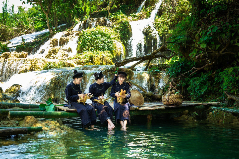 Mùa hè, người dân quanh vùng thường tìm tới đây tắm mát, vui chơi.(Ảnh: TTXVN phát)