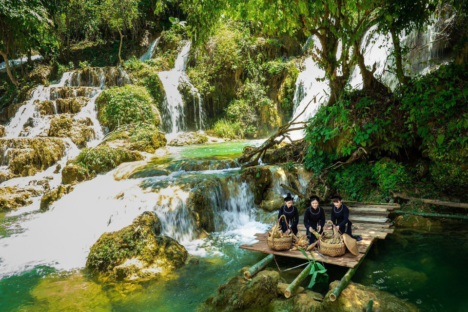 Dòng thác Bản Sầm trong xanh, mát rượi, thu hút nhiều người tới vãn cảnh trong những ngày hè. (Ảnh: TTXVN phát)