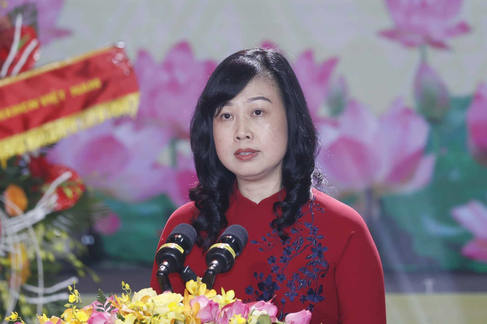 Bà Đào Hồng Lan, Bí thư Tỉnh ủy Bắc Ninh đọc diễn văn kỷ niệm 110 năm ngày sinh Tổng Bí thư Nguyễn Văn Cừ (9/7/1912-9/7/2022). (Ảnh: Thống Nhất/TTXVN)