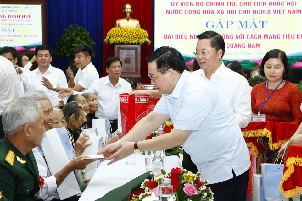 Chủ tịch Quốc hội Vương Đình Huệ tặng quà người có công với cách mạng, thân nhân gia đình liệt sỹ tiêu biểu tỉnh Quảng Nam. (Ảnh: Doãn Tấn/TTXVN)