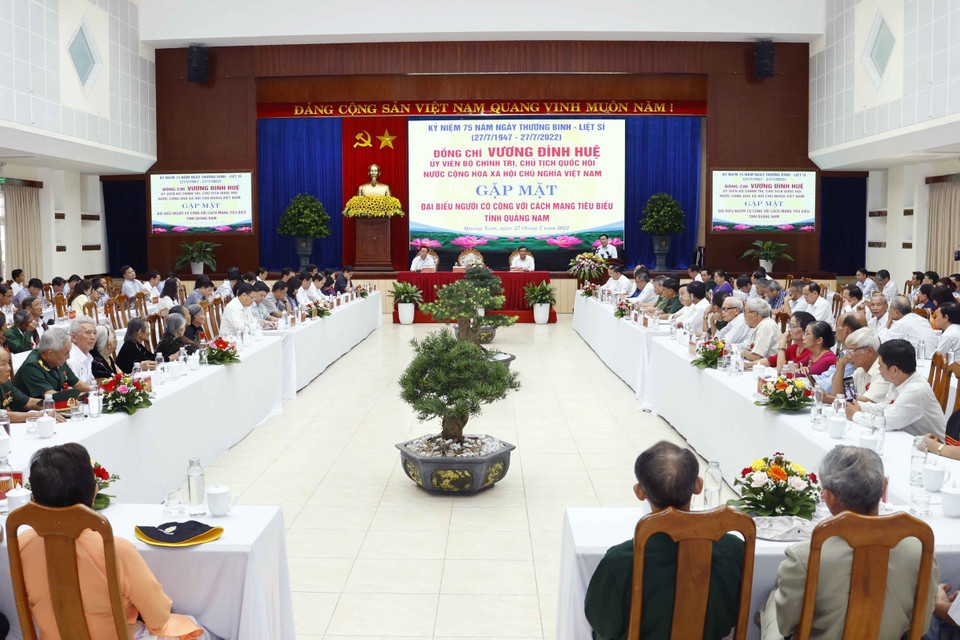 Chủ tịch Quốc hội Vương Đình Huệ gặp mặt người có công với cách mạng tiêu biểu tỉnh Quảng Nam. (Ảnh: Doãn Tấn/TTXVN)