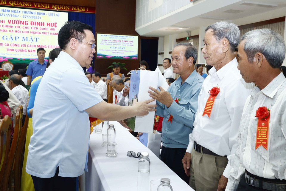 Chủ tịch Quốc hội Vương Đình Huệ tặng quà người có công với cách mạng, thân nhân gia đình liệt sỹ tiêu biểu tỉnh Quảng Nam. (Ảnh: Doãn Tấn/TTXVN)