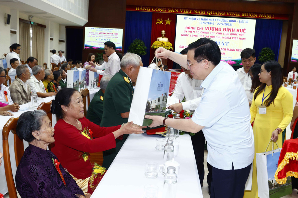 Chủ tịch Quốc hội Vương Đình Huệ tặng quà người có công với cách mạng, thân nhân gia đình liệt sỹ tiêu biểu tỉnh Quảng Nam. (Ảnh: Doãn Tấn/TTXVN)