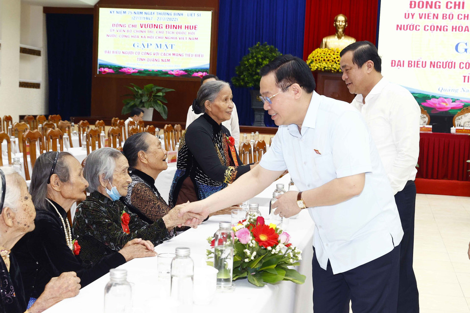 Chủ tịch Quốc hội Vương Đình Huệ với các đại biểu. (Ảnh: Doãn Tấn/TTXVN)