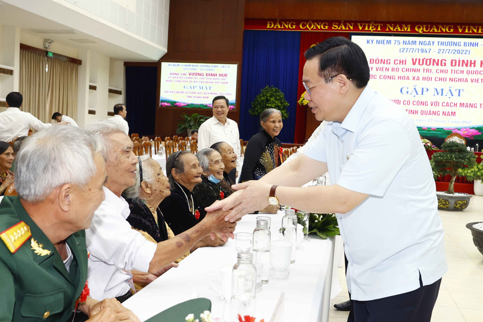 Chủ tịch Quốc hội Vương Đình Huệ với các đại biểu. (Ảnh: Doãn Tấn/TTXVN)