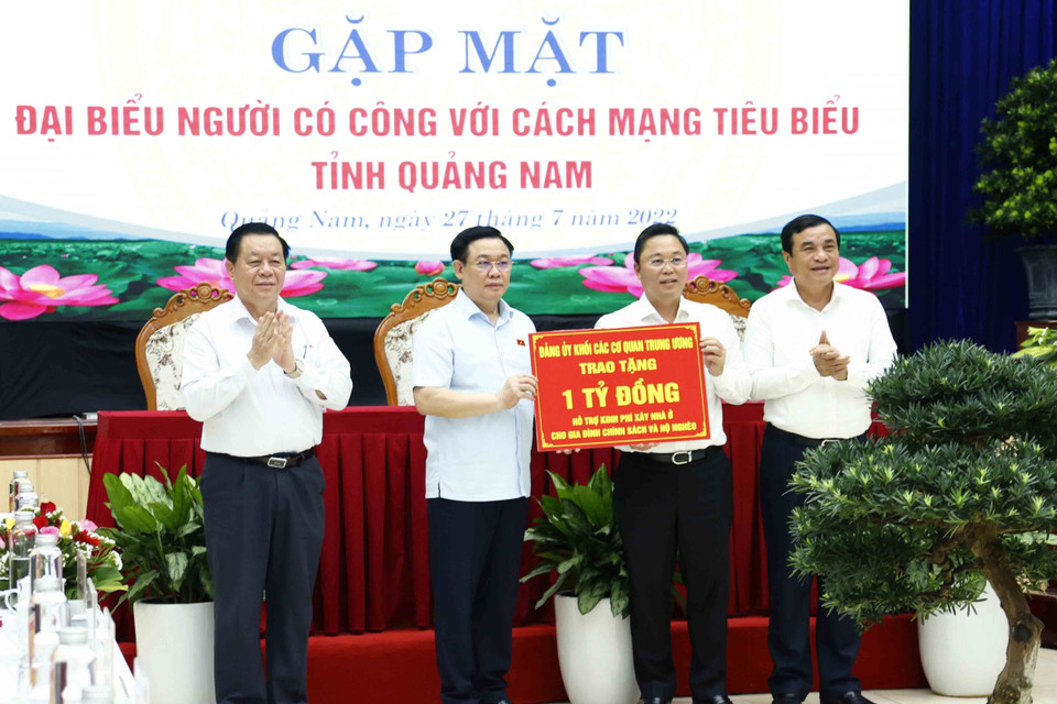 Chủ tịch Quốc hội Vương Đình Huệ trao tặng biển tượng trưng số tiền 1 tỷ đồng của Đảng ủy khối Các cơ quan Trung ương hỗ trợ kinh phí xây nhà ở cho gia đình chính sách và hộ nghèo tỉnh Quảng Nam. (Ảnh: Doãn Tấn/TTXVN)