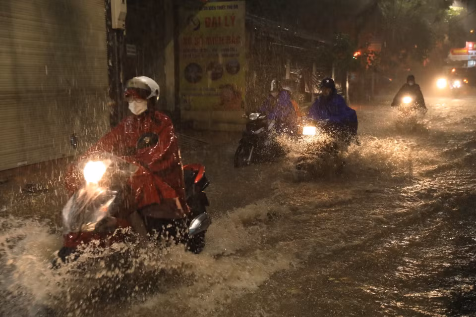 Phố Khương Hạ ngập khiến nhiều người đi lại khó khăn. (Ảnh: Tuấn Anh/TTXVN)
