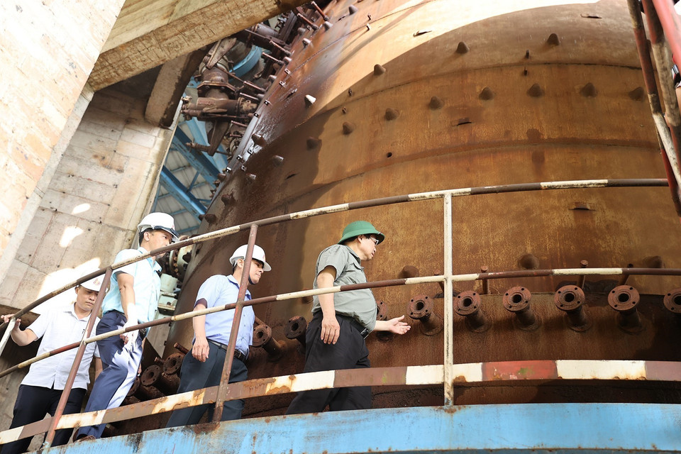 Thủ tướng Phạm Minh Chính kiểm tra, khảo sát các hạng mục của Dự án mở rộng giai đoạn 2 Nhà máy Gang thép Thái Nguyên (Tisco 2). (Ảnh: Dương Giang/TTXVN)