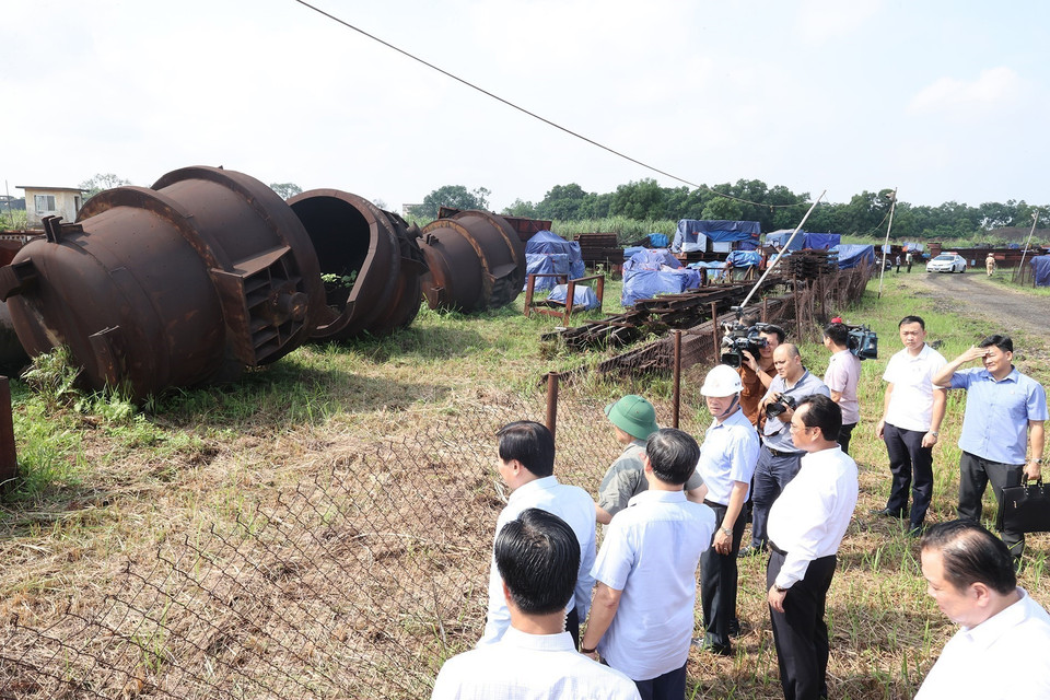 Thủ tướng Phạm Minh Chính khảo sát khu vực Dự án mở rộng giai đoạn 2 Nhà máy Gang thép Thái Nguyên (Tisco 2). (Ảnh: Dương Giang/TTXVN)