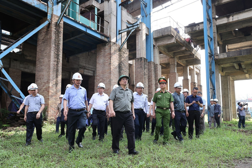Thủ tướng Phạm Minh Chính khảo sát khu vực Dự án mở rộng giai đoạn 2 Nhà máy Gang thép Thái Nguyên (Tisco 2). (Ảnh: Dương Giang/TTXVN)