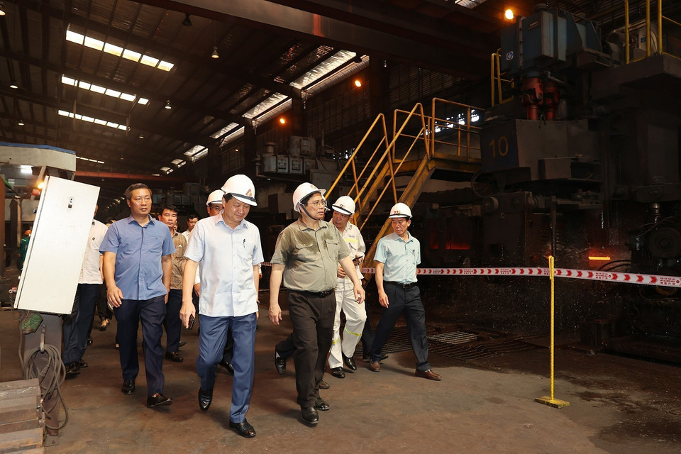 Thủ tướng Phạm Minh Chính tham quan dây chuyền Nhà máy Cán thép. (Ảnh: Dương Giang/TTXVN)