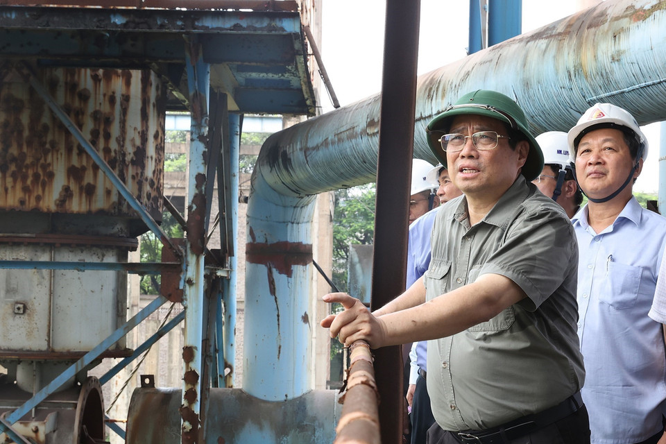 Thủ tướng Phạm Minh Chính kiểm tra, khảo sát các hạng mục của Dự án mở rộng giai đoạn 2 Nhà máy Gang thép Thái Nguyên (Tisco 2). (Ảnh: Dương Giang/TTXVN)