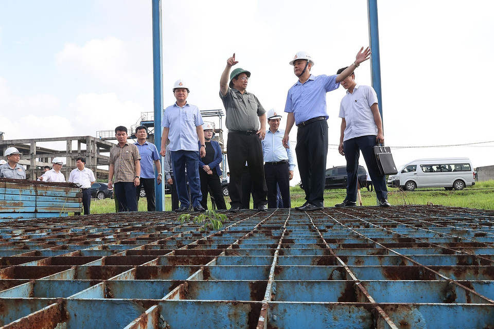 Thủ tướng Phạm Minh Chính kiểm tra, khảo sát các hạng mục của Dự án mở rộng giai đoạn 2 Nhà máy Gang thép Thái Nguyên (Tisco 2). (Ảnh: Dương Giang/TTXVN)