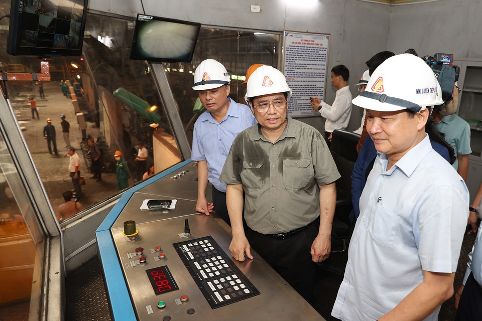 Thủ tướng Phạm Minh Chính tham quan dây chuyền Nhà máy Cán thép. (Ảnh: Dương Giang/TTXVN)