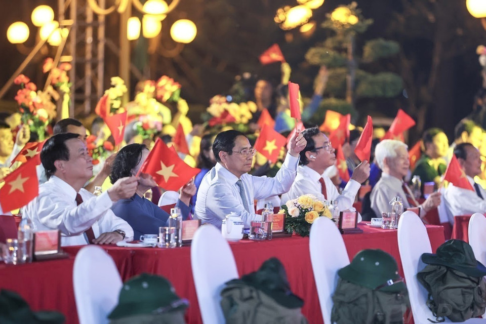 Thủ tướng Phạm Minh Chính dự Cầu truyền hình trực tiếp “Khúc tráng ca hòa bình” tại Thành phố Hồ Chí Minh. (Ảnh: Dương Giang/TTXVN)