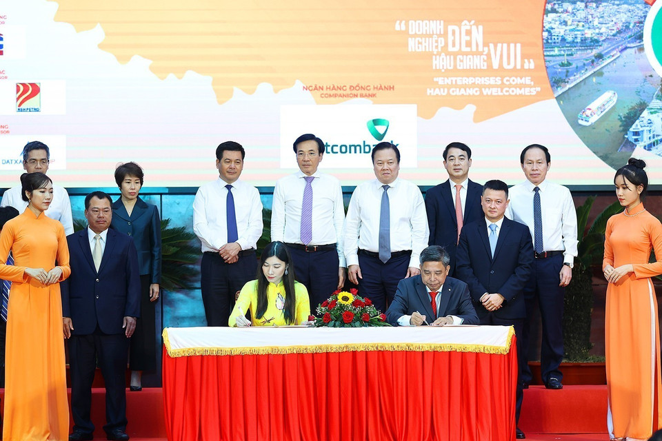 Lễ ký biên bản ghi nhớ đầu tư giữa tỉnh Hậu Giang và các doanh nghiệp, nhà đầu tư. (Ảnh: Dương Giang/TTXVN)