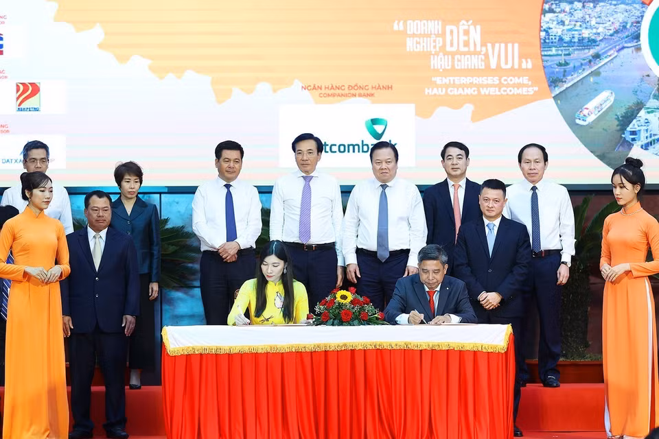 Lễ ký biên bản ghi nhớ đầu tư giữa tỉnh Hậu Giang và các doanh nghiệp, nhà đầu tư. (Ảnh: Dương Giang/TTXVN)