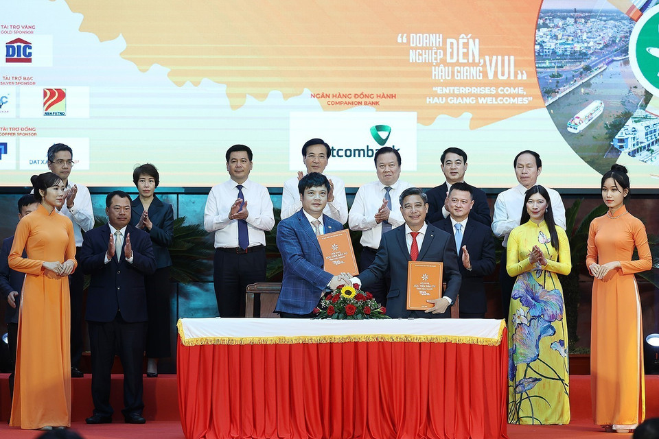 Lễ ký biên bản ghi nhớ đầu tư giữa tỉnh Hậu Giang và các doanh nghiệp, nhà đầu tư. (Ảnh: Dương Giang/TTXVN)