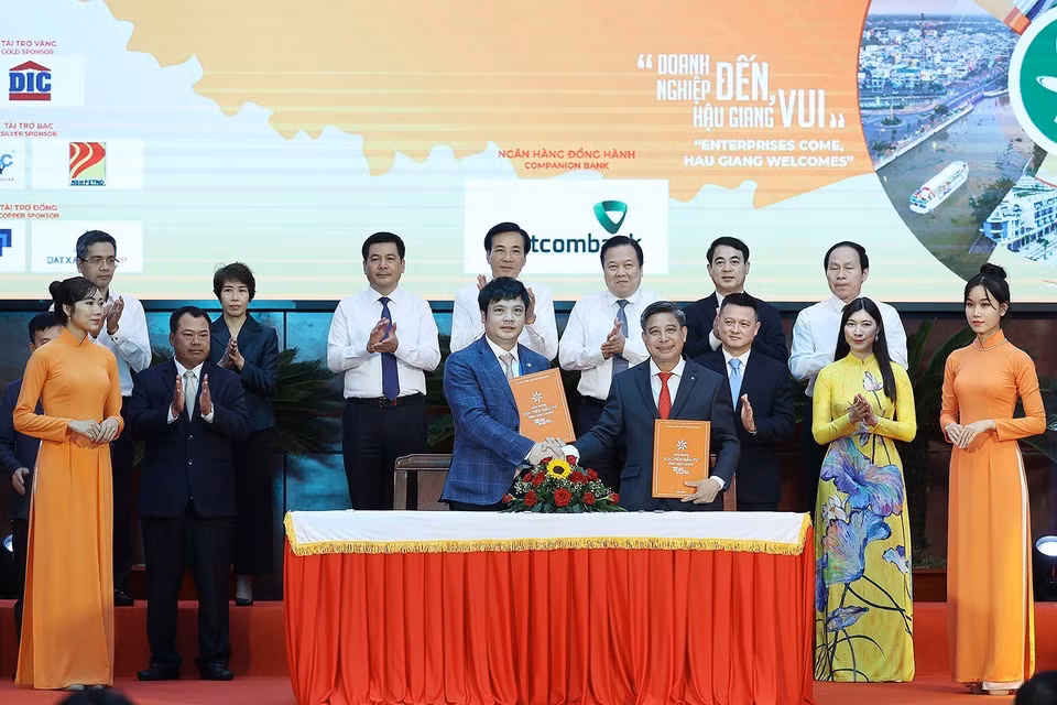 Lễ ký biên bản ghi nhớ đầu tư giữa tỉnh Hậu Giang và các doanh nghiệp, nhà đầu tư. (Ảnh: Dương Giang/TTXVN)