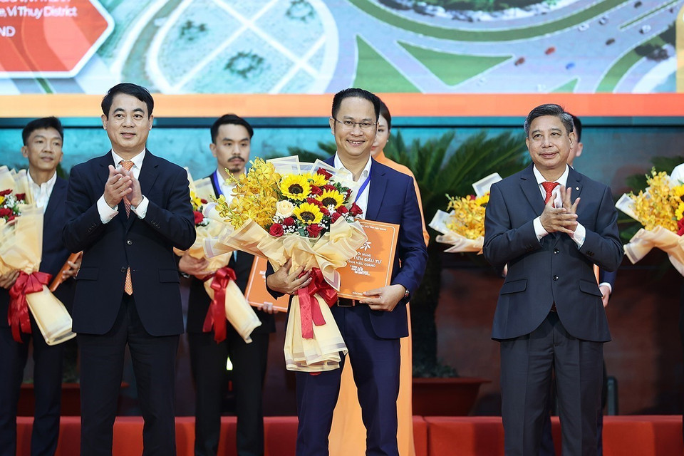 Lễ trao chủ trương đầu tư và chứng nhận đăng ký đầu tư vào Hậu Giang giữa tỉnh Hậu Giang và các doanh nghiệp, nhà đầu tư. (Ảnh: Dương Giang/TTXVN)