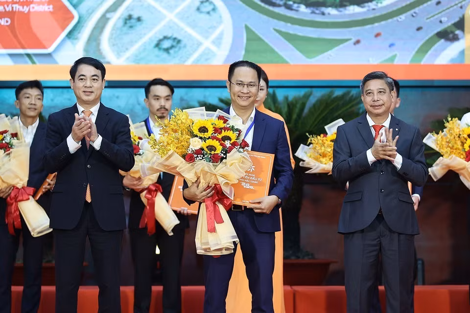 Lễ trao chủ trương đầu tư và chứng nhận đăng ký đầu tư vào Hậu Giang giữa tỉnh Hậu Giang và các doanh nghiệp, nhà đầu tư. (Ảnh: Dương Giang/TTXVN)