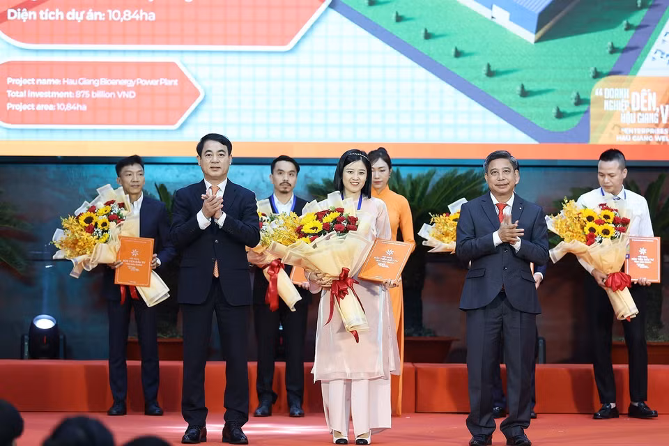 Lễ trao chủ trương đầu tư và chứng nhận đăng ký đầu tư vào Hậu Giang giữa tỉnh Hậu Giang và các doanh nghiệp, nhà đầu tư. (Ảnh: Dương Giang/TTXVN)