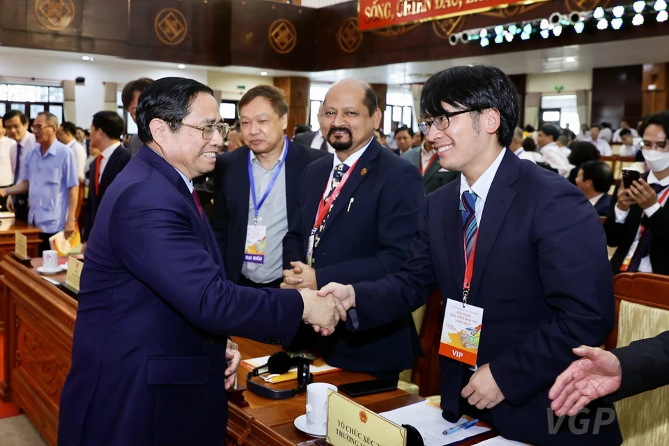Thủ tướng Phạm Minh Chính với các đại biểu dự Hội nghị xúc tiến đầu tư tỉnh Hậu Giang năm 2022. (Ảnh: Dương Giang/TTXVN)