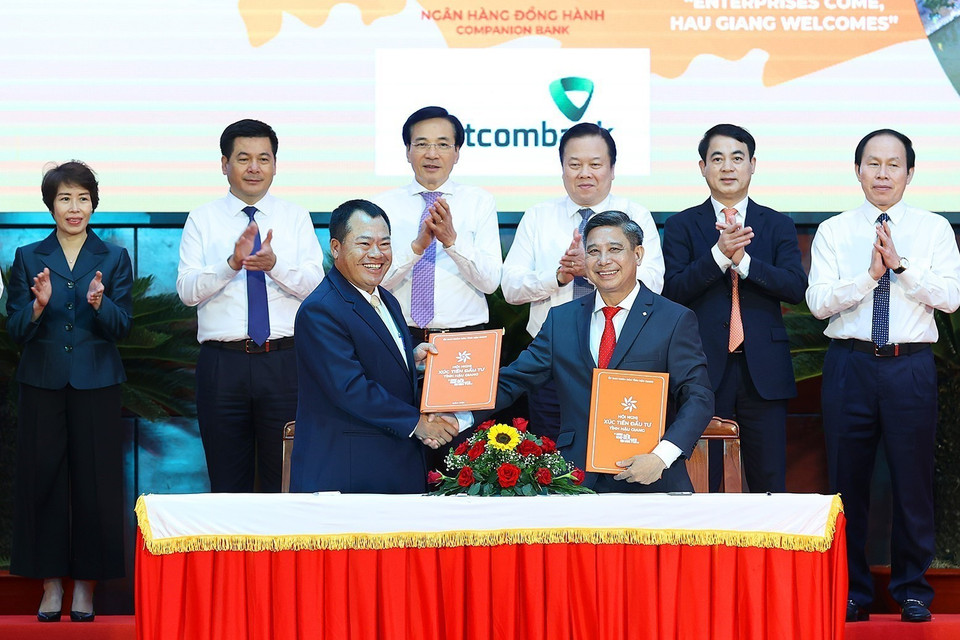 Lễ ký biên bản ghi nhớ đầu tư giữa tỉnh Hậu Giang và các doanh nghiệp, nhà đầu tư. (Ảnh: Dương Giang/TTXVN)