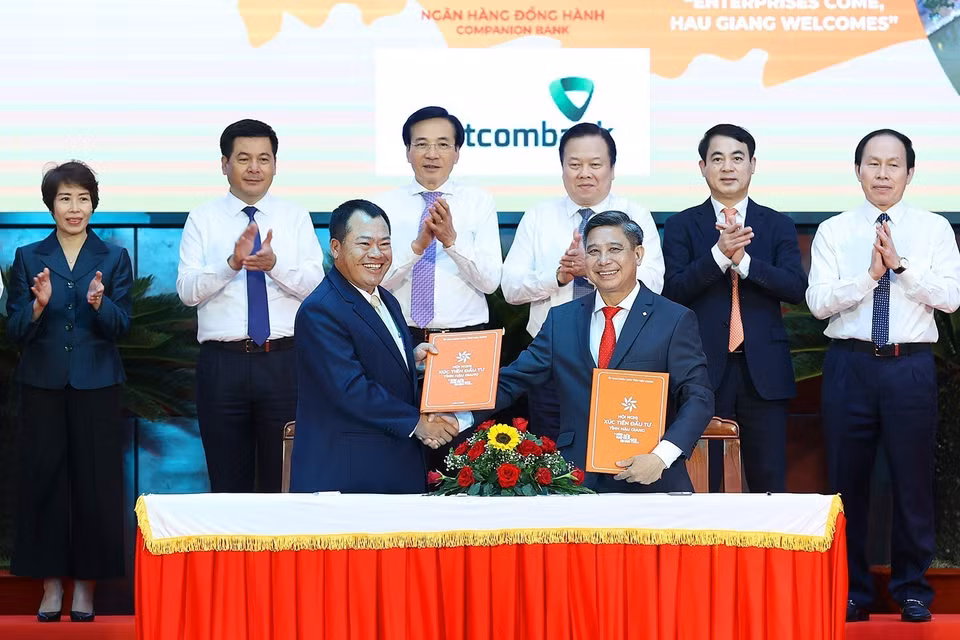 Lễ ký biên bản ghi nhớ đầu tư giữa tỉnh Hậu Giang và các doanh nghiệp, nhà đầu tư. (Ảnh: Dương Giang/TTXVN)