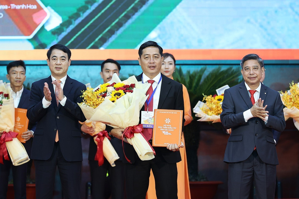 Lễ trao chủ trương đầu tư và chứng nhận đăng ký đầu tư vào Hậu Giang giữa tỉnh Hậu Giang và các doanh nghiệp, nhà đầu tư. (Ảnh: Dương Giang/TTXVN)