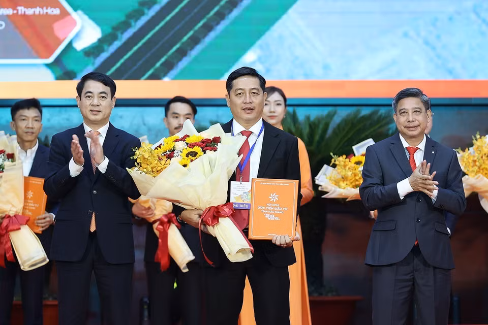 Lễ trao chủ trương đầu tư và chứng nhận đăng ký đầu tư vào Hậu Giang giữa tỉnh Hậu Giang và các doanh nghiệp, nhà đầu tư. (Ảnh: Dương Giang/TTXVN)