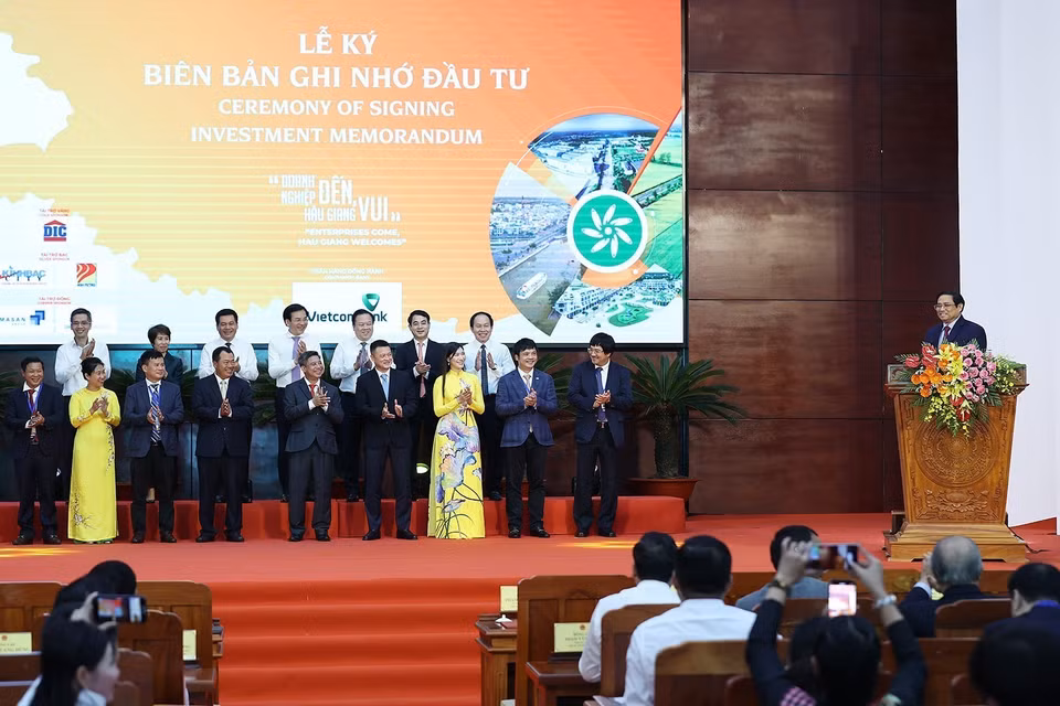 Thủ tướng Phạm Minh Chính giao nhiệm vụ cho lãnh đạo tỉnh Hậu Giang và các doanh nghiệp, nhà đầu tư. (Ảnh: Dương Giang/TTXVN)
