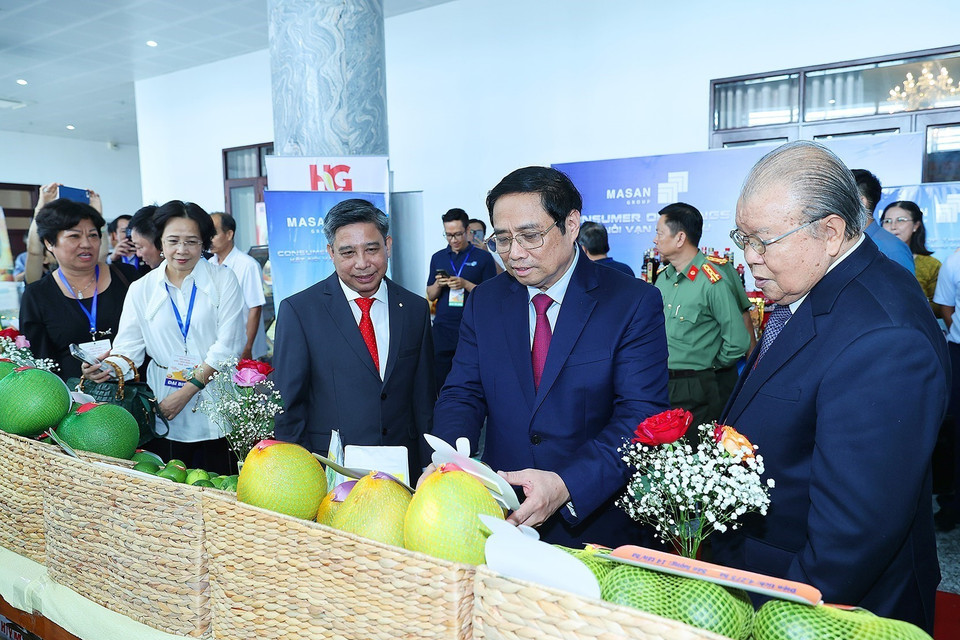 Thủ tướng Phạm Minh Chính thăm các gian hàng nông sản trưng bày tại Hội nghị xúc tiến đầu tư tỉnh Hậu Giang năm 2022. (Ảnh: Dương Giang/TTXVN)