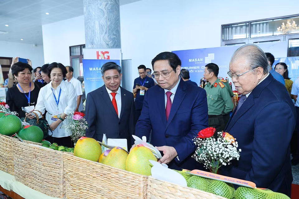 Thủ tướng Phạm Minh Chính thăm các gian hàng nông sản trưng bày tại Hội nghị xúc tiến đầu tư tỉnh Hậu Giang năm 2022. (Ảnh: Dương Giang/TTXVN)