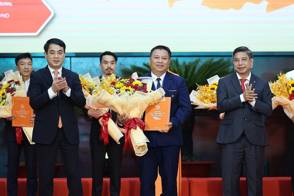 Lễ trao chủ trương đầu tư và chứng nhận đăng ký đầu tư vào Hậu Giang giữa tỉnh Hậu Giang và các doanh nghiệp, nhà đầu tư. (Ảnh: Dương Giang/TTXVN)