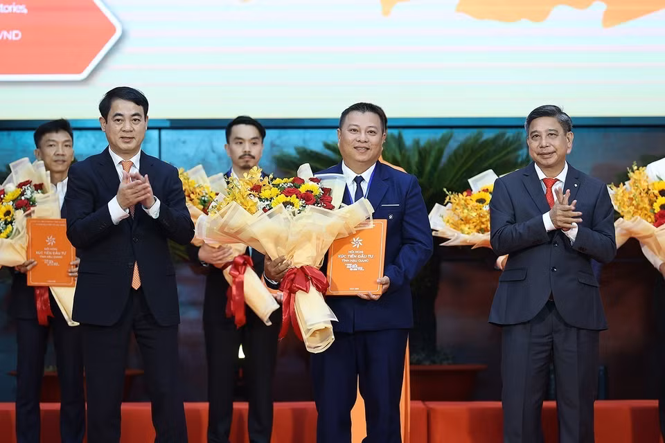 Lễ trao chủ trương đầu tư và chứng nhận đăng ký đầu tư vào Hậu Giang giữa tỉnh Hậu Giang và các doanh nghiệp, nhà đầu tư. (Ảnh: Dương Giang/TTXVN)