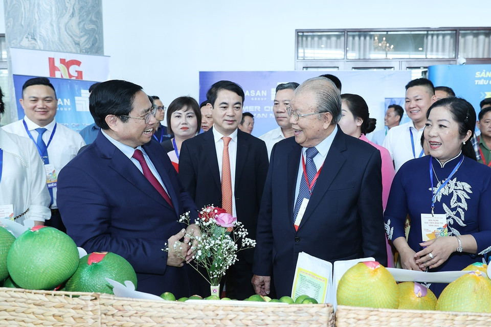 Thủ tướng Phạm Minh Chính trao đổi với giáo sư, tiến sỹ, nhà khoa học thuộc lĩnh vực nông nghiệp Võ Tòng Xuân khi đi thăm các gian hàng nông sản trưng bày tại Hội nghị xúc tiến đầu tư tỉnh Hậu Giang năm 2022. (Ảnh: Dương Giang/TTXVN)