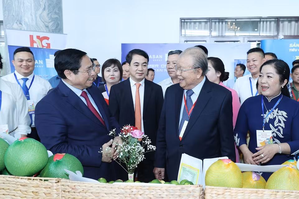 Thủ tướng Phạm Minh Chính trao đổi với giáo sư, tiến sỹ, nhà khoa học thuộc lĩnh vực nông nghiệp Võ Tòng Xuân khi đi thăm các gian hàng nông sản trưng bày tại Hội nghị xúc tiến đầu tư tỉnh Hậu Giang năm 2022. (Ảnh: Dương Giang/TTXVN)
